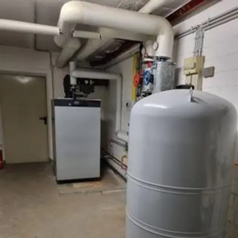 Installierte Heizungsanlage im Heizungskeller